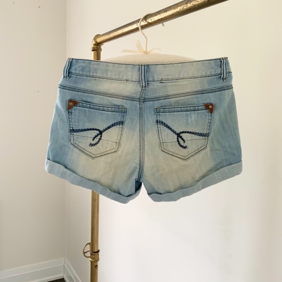 Mid rise Jean shorts - Picture 3 of 5